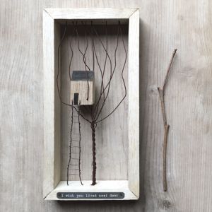 Κορνίζα με συρμάτινο δεντρόσπιτο 22,7x11,2 εκ./next door Κορνίζα με συρμάτινο δεντρόσπιτο 22,7x11,2 εκ./next door