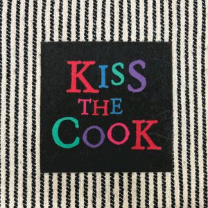 Ποδιά κουζίνας λεπτές φαρδιές - Kiss the cook 62εκ. Ποδιά κουζίνας λεπτές φαρδιές - Kiss the cook 62εκ.