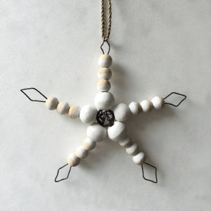 Αστέρι συρμάτινο με χάντρες ξύλινες 14,5εκ. Αστέρι συρμάτινο με χάντρες ξύλινες 14,5εκ.