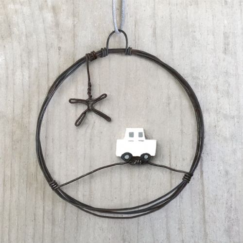 Sml rusty wire wreath-Car with star