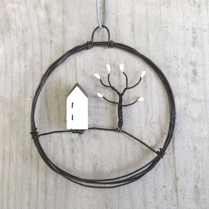 Sml hanging metal wreath-House & tree