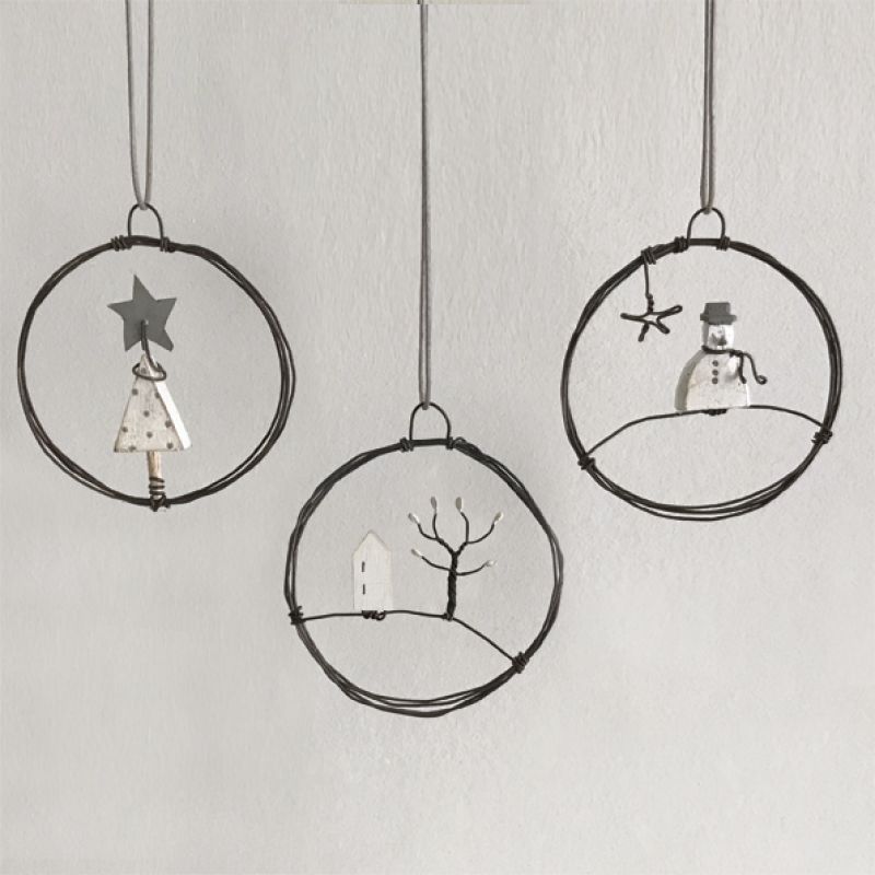 Sml hanging metal wreath-House & tree