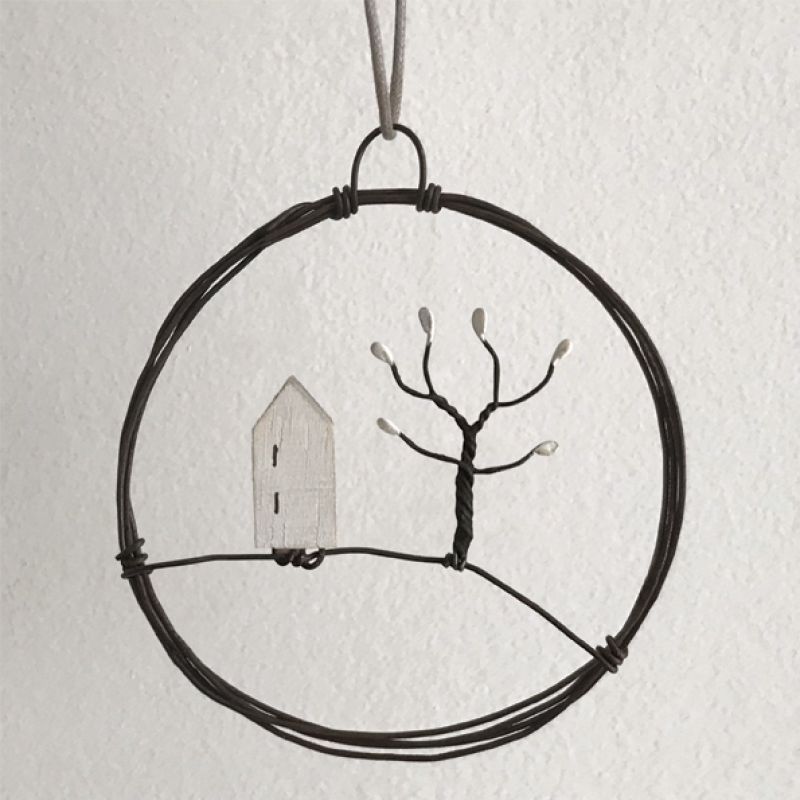 Sml hanging metal wreath-House & tree