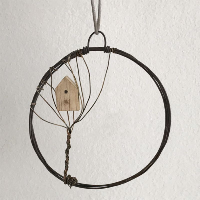 Sml rusty wire wreath-Tree house