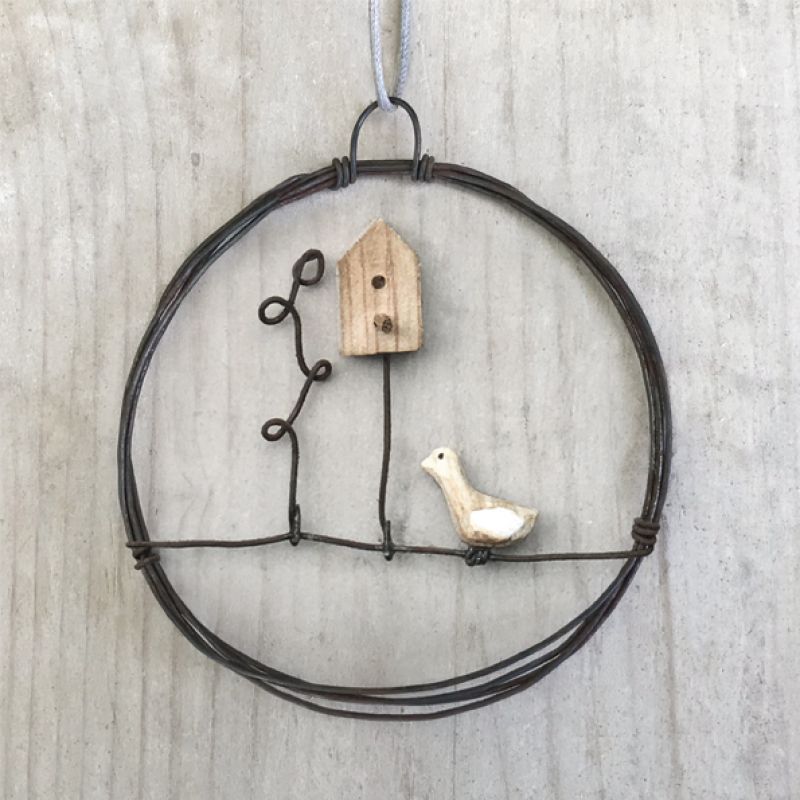 Sml rusty wire wreath-Bird house