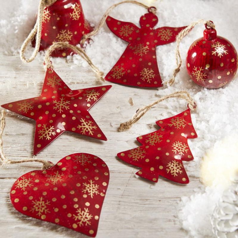 Red Tree With Gold Snowflake Decoration