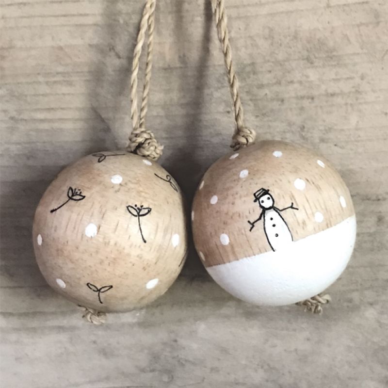 Wood bauble-Mistletoe sprigs