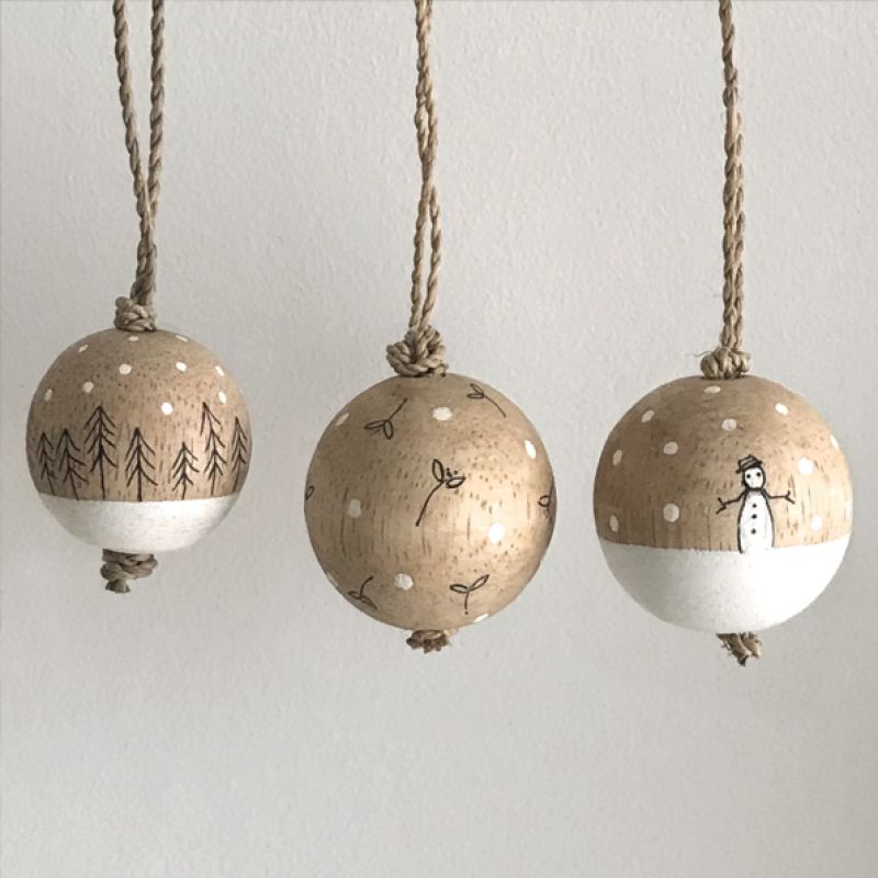 Wood bauble-Mistletoe sprigs