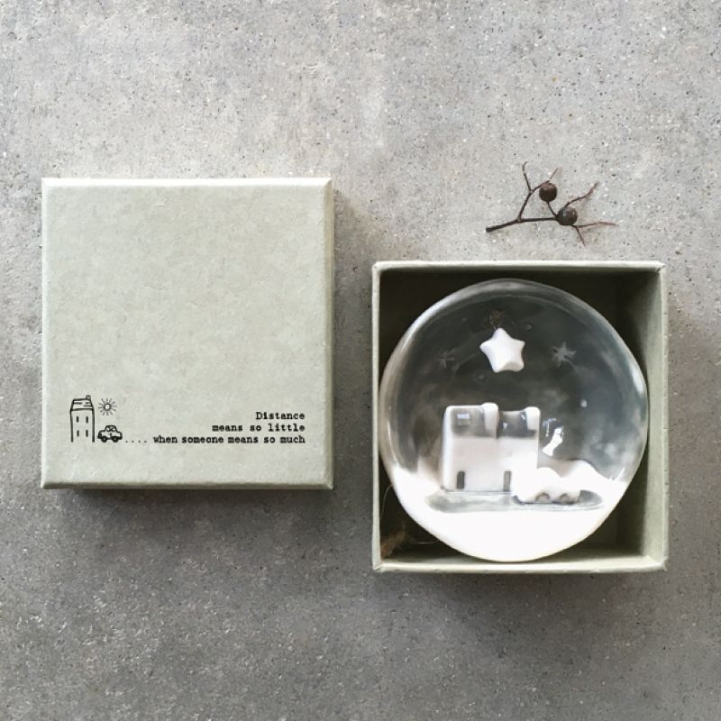 Half porcelain bauble-Distance means