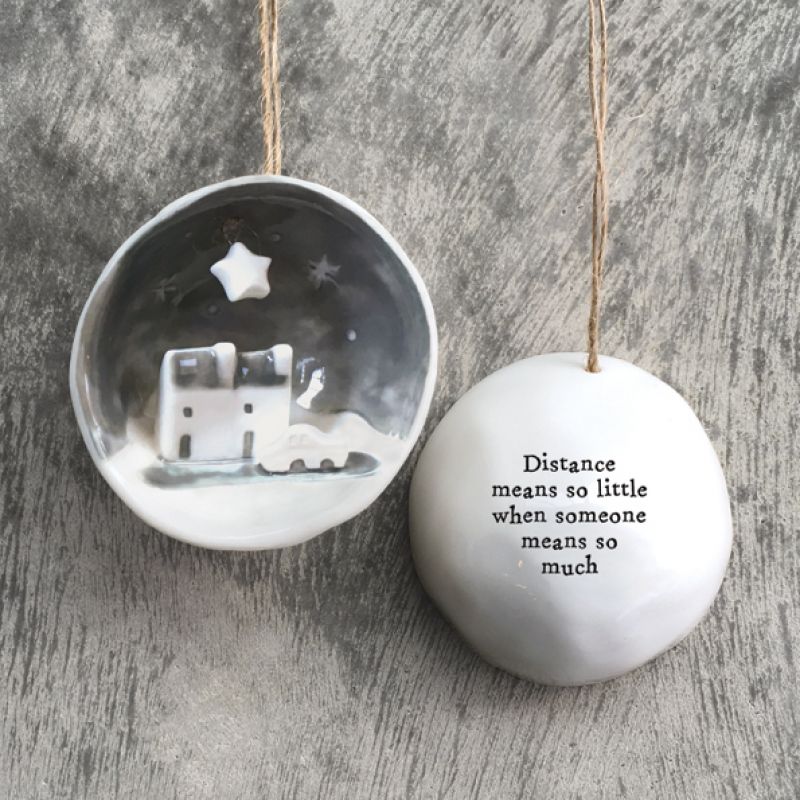 Half porcelain bauble-Distance means