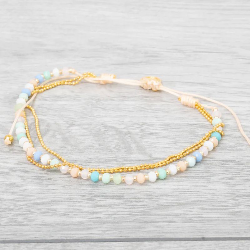 Beaded bracelet with delicate metal chains