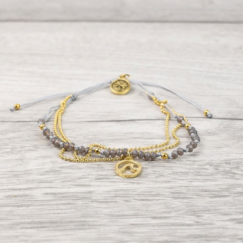 Beaded bracelet with delicate metal chains
