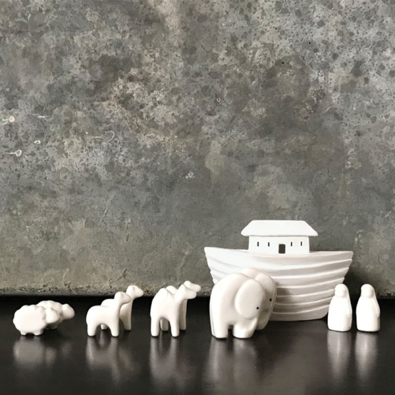 Porcelain Noah’s ark set (13 x 7 x 4.5cm) 