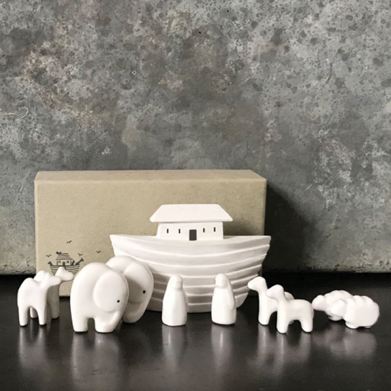 Porcelain Noah’s ark set (13 x 7 x 4.5cm) 