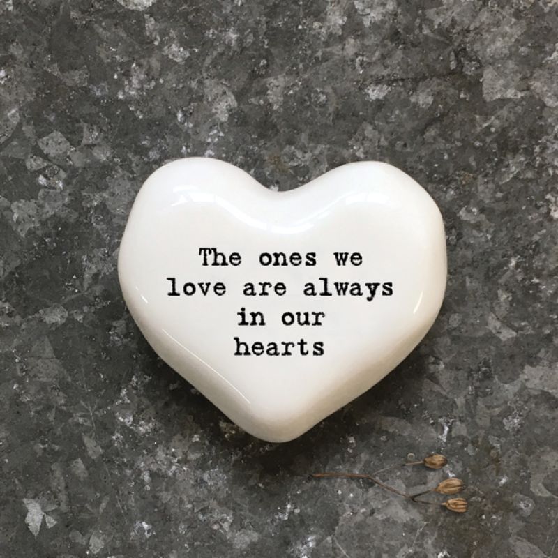 Βότσαλο καρδιά λευκή-Ones we love