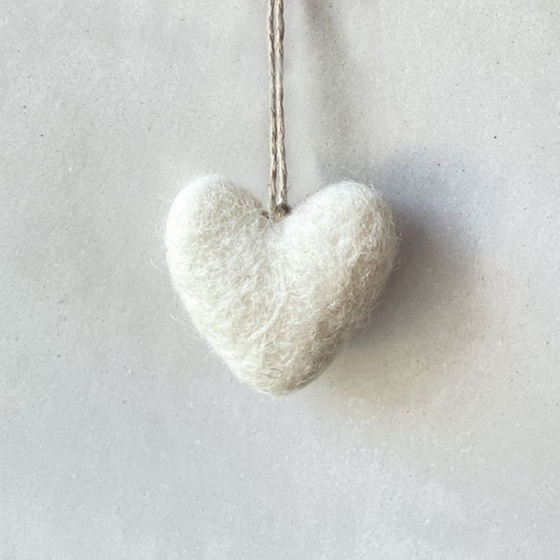 Small felt heart-White Size: 3x1x3,5 cm