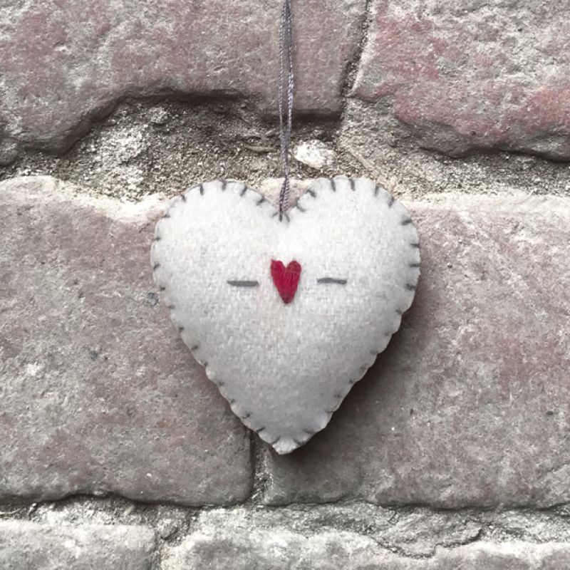Sml embroidered heart-Cream / Hearts & crosses