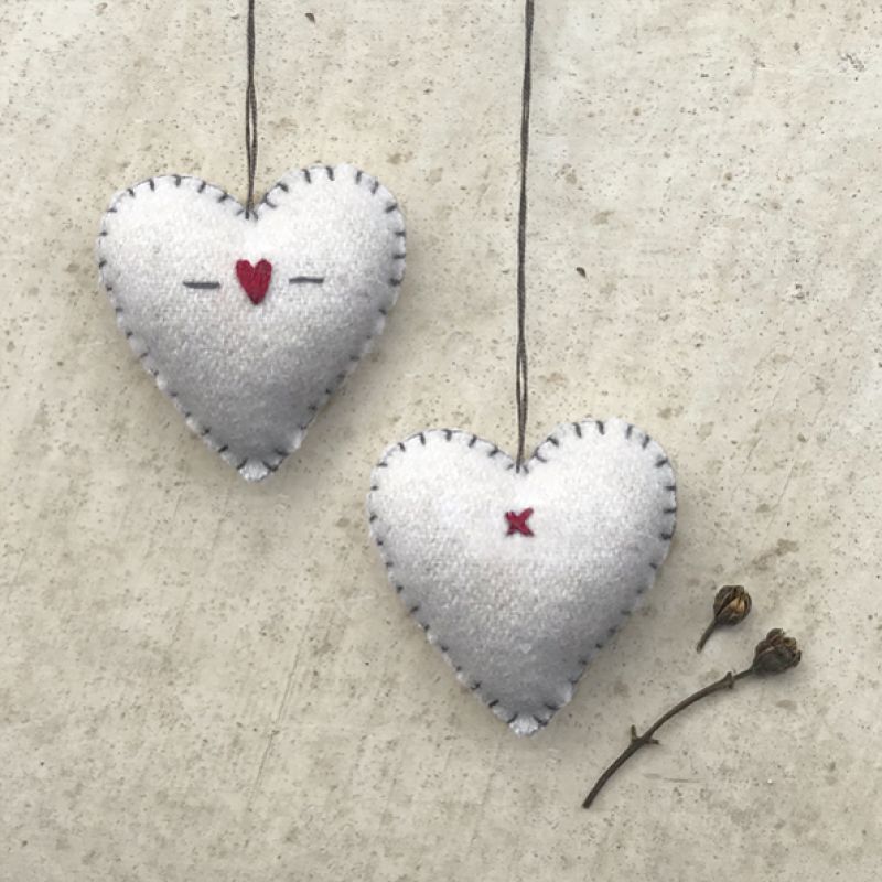 Sml embroidered heart-Cream / Hearts & crosses