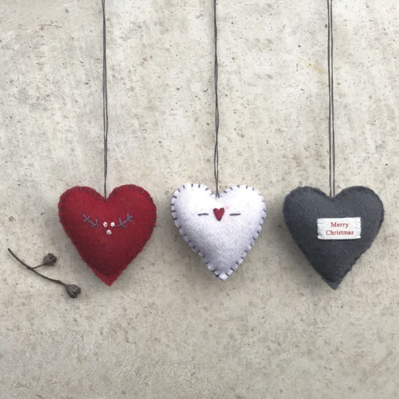 Sml embroidered heart-Cream / Hearts & crosses