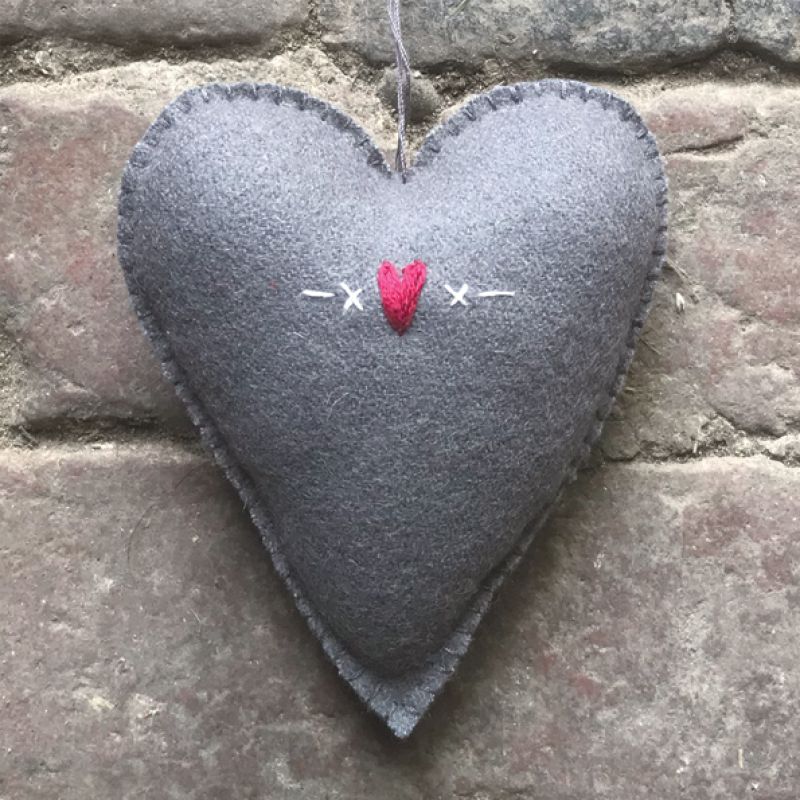 Lg embroidered heart-Grey / Hearts & crosses