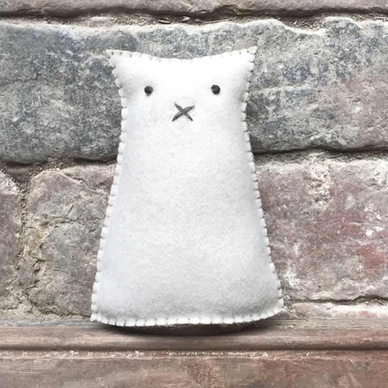 Felt standing cream cat-Helena Size: 12x4x8 cm