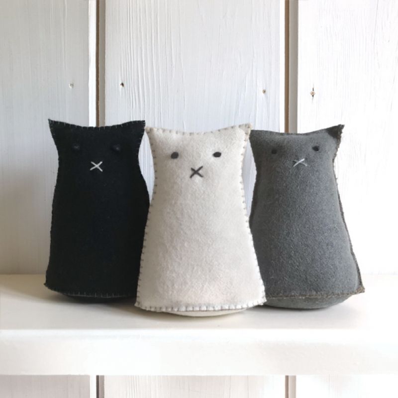 Felt standing grey cat-Gordon Size: 12x4x8 cm