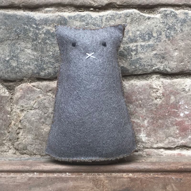 Felt standing grey cat-Gordon Size: 12x4x8 cm