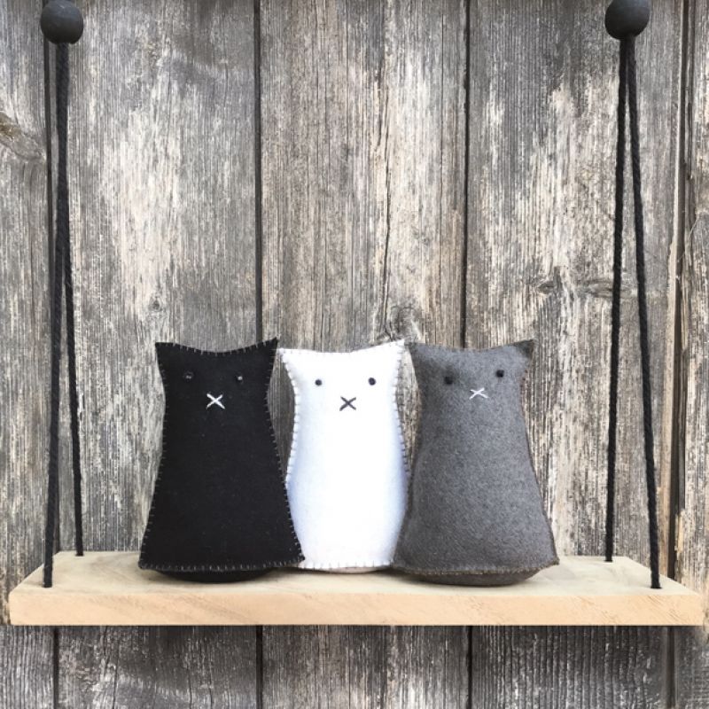 Felt standing black cat-Ernie Size: 12x4x8 cm