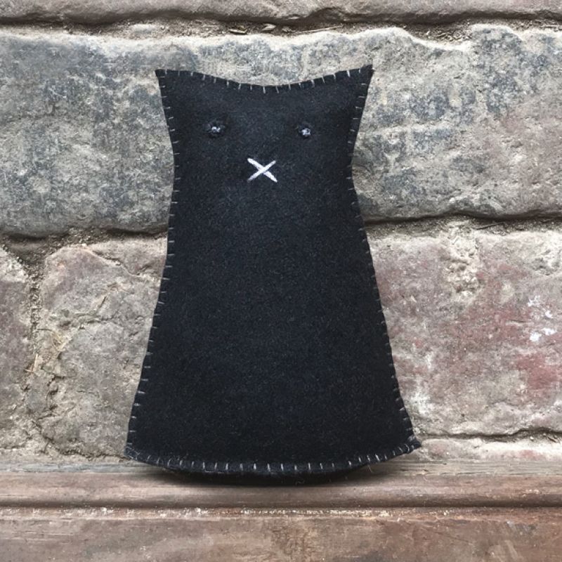 Felt standing black cat-Ernie Size: 12x4x8 cm