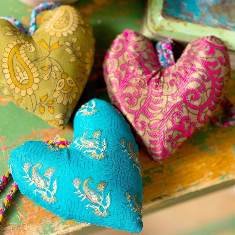 Hanging recycled sari heart, 10x3x21cm