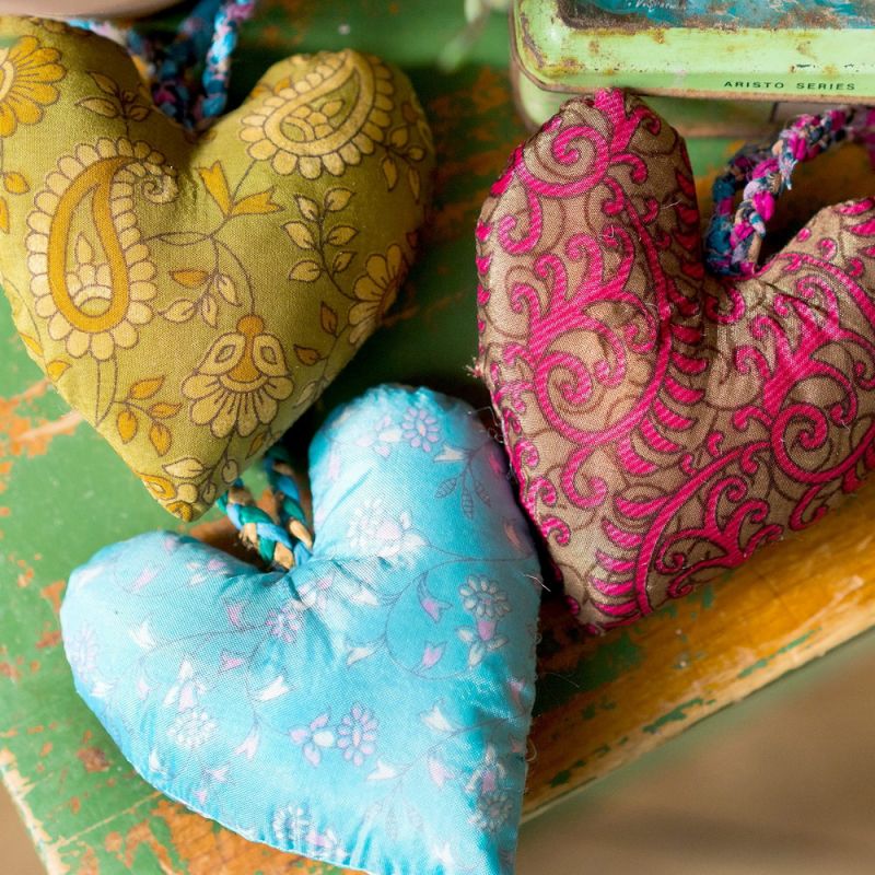 Hanging recycled sari heart, 10x3x21cm