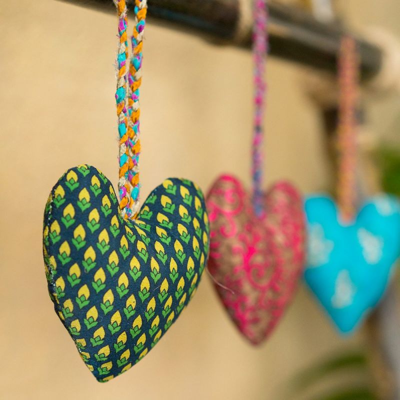 Hanging recycled sari heart, 10x3x21cm