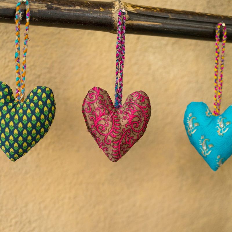 Hanging recycled sari heart, 10x3x21cm