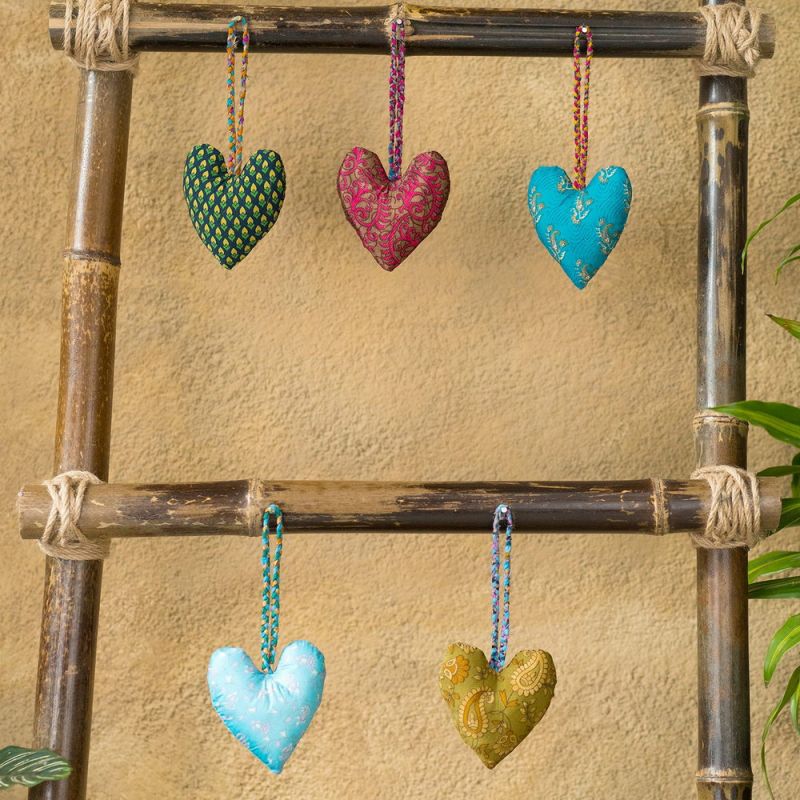 Hanging recycled sari heart, 10x3x21cm