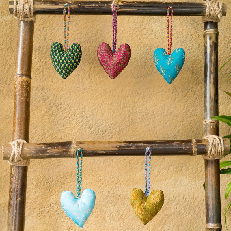 Hanging recycled sari heart, 10x3x21cm