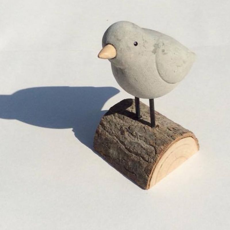 Birdie on a log 11cm