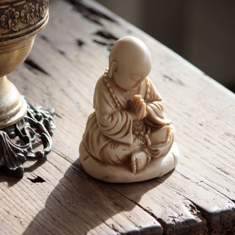 Praying buddha monk, resin 11cm