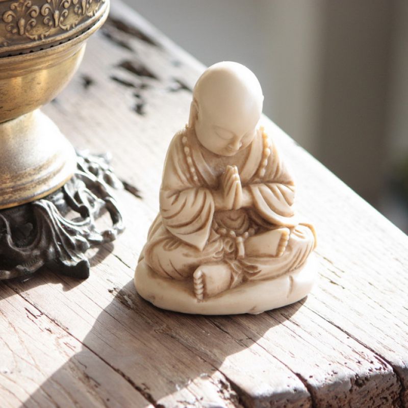 Praying buddha monk, resin 11cm