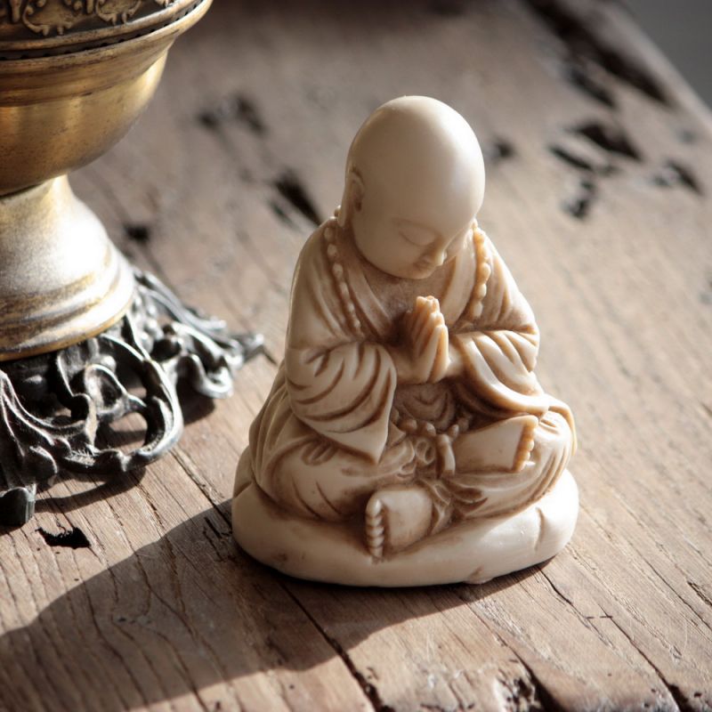 Praying buddha monk, resin 11cm