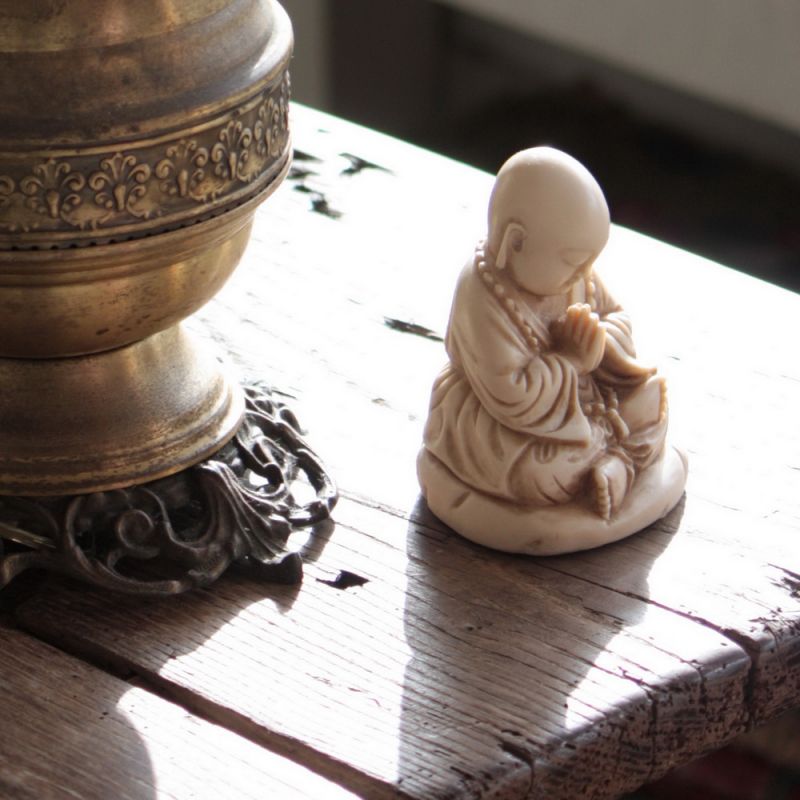 Praying buddha monk, resin 11cm