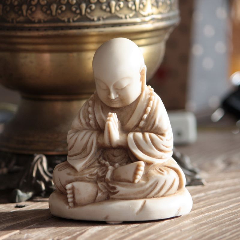 Praying buddha monk, resin 11cm