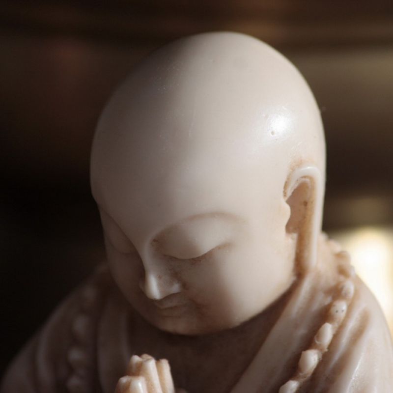 Praying buddha monk, resin 11cm