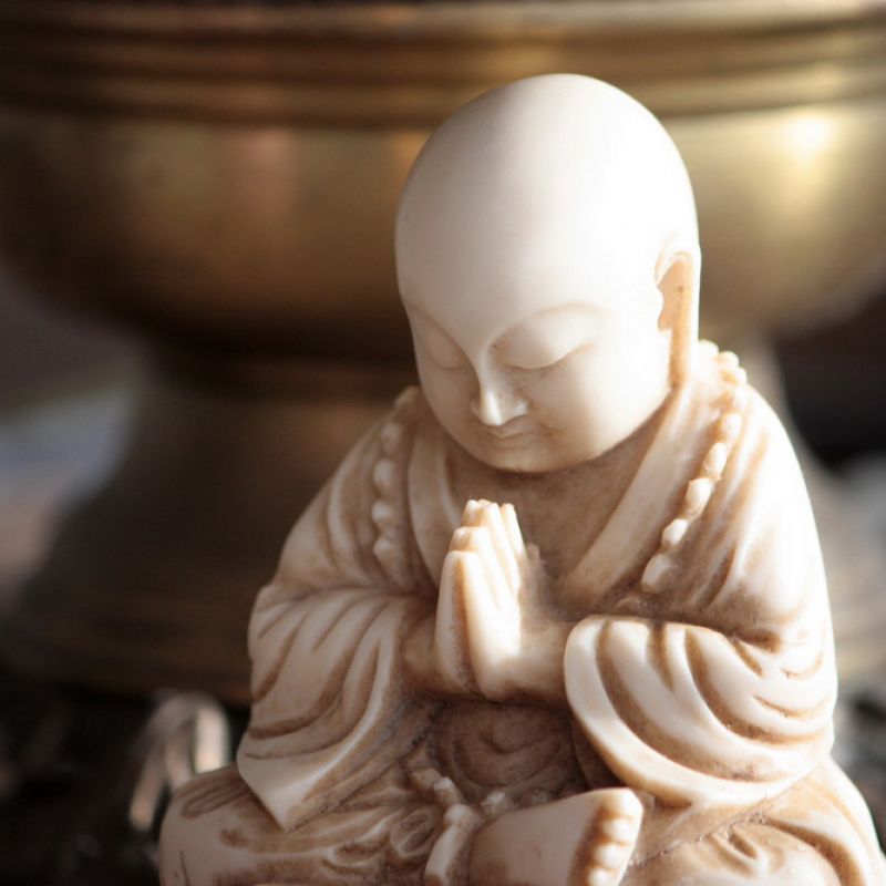 Praying buddha monk, resin 11cm