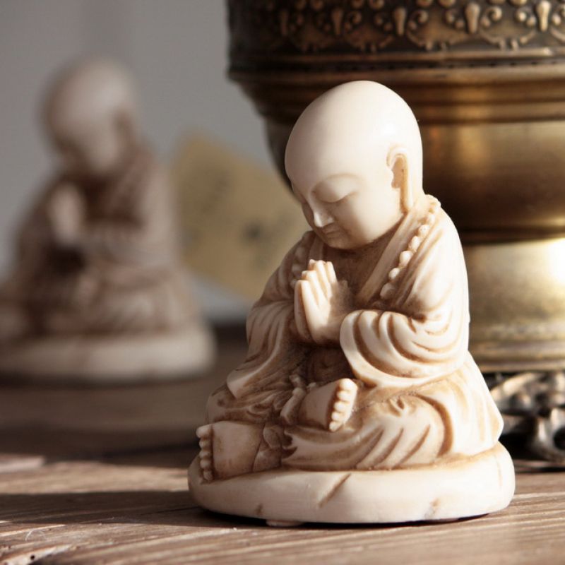 Praying buddha monk, resin 11cm