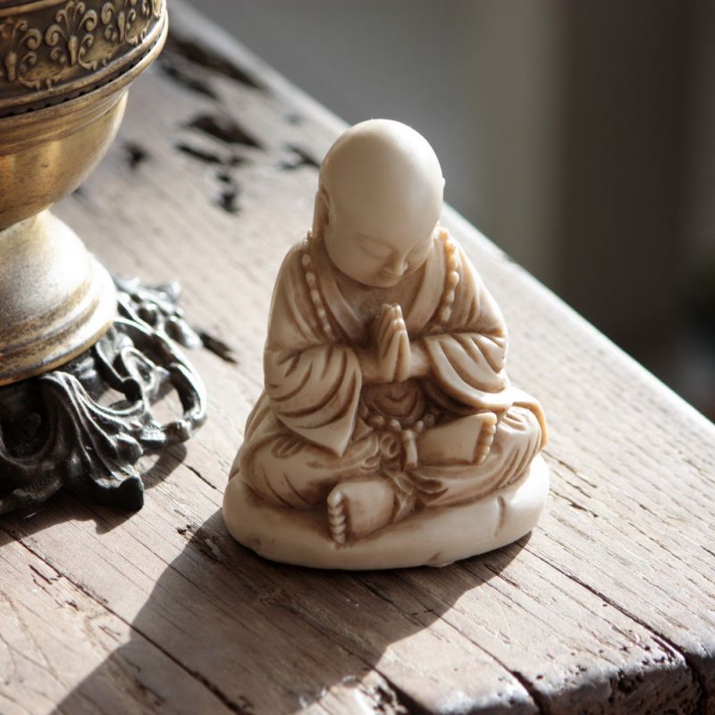 Praying buddha monk, resin 11cm