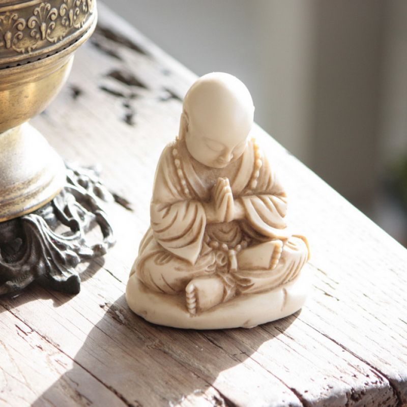 Praying buddha monk, resin 11cm