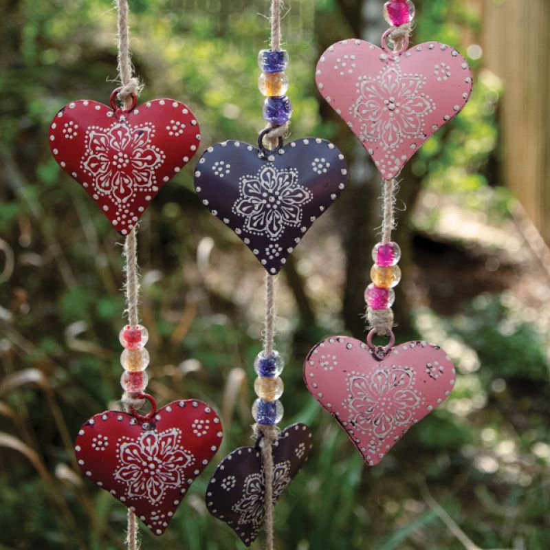 String of 5 Painted Metal Hearts 76 cm