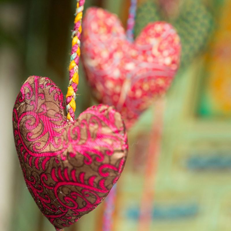 Hanging recycled sari string 3 hearts, 10x3x120cm