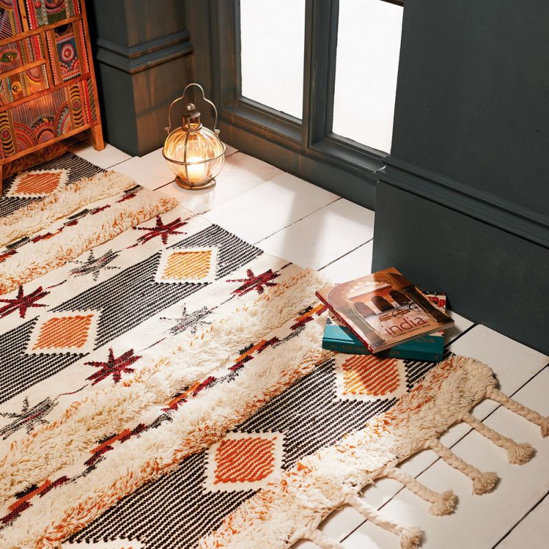 Shaggy diamond motif rug with chunky tassles, 120x180cm