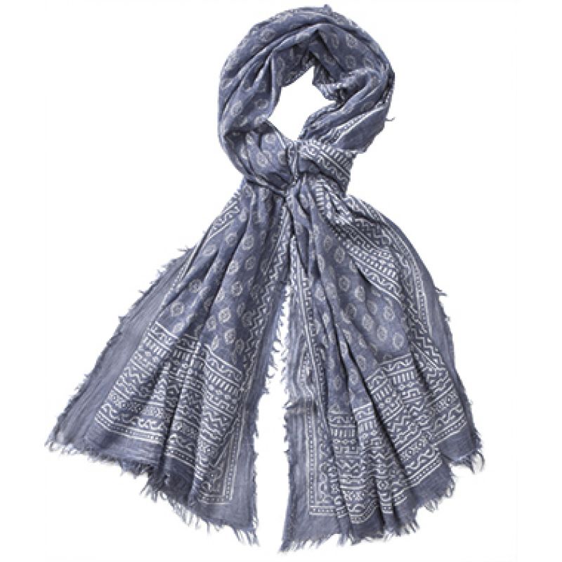 Antique look with white block pattern scarf